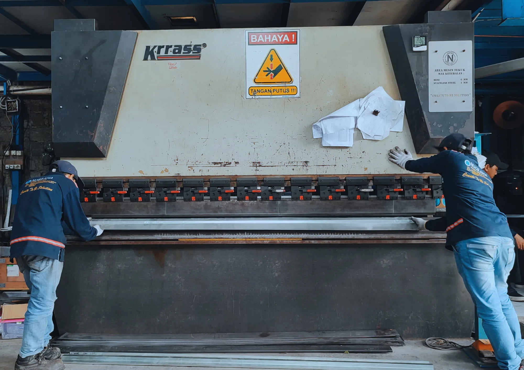Mesin bending press brake kapasitas besar untuk jasa tekuk plat
