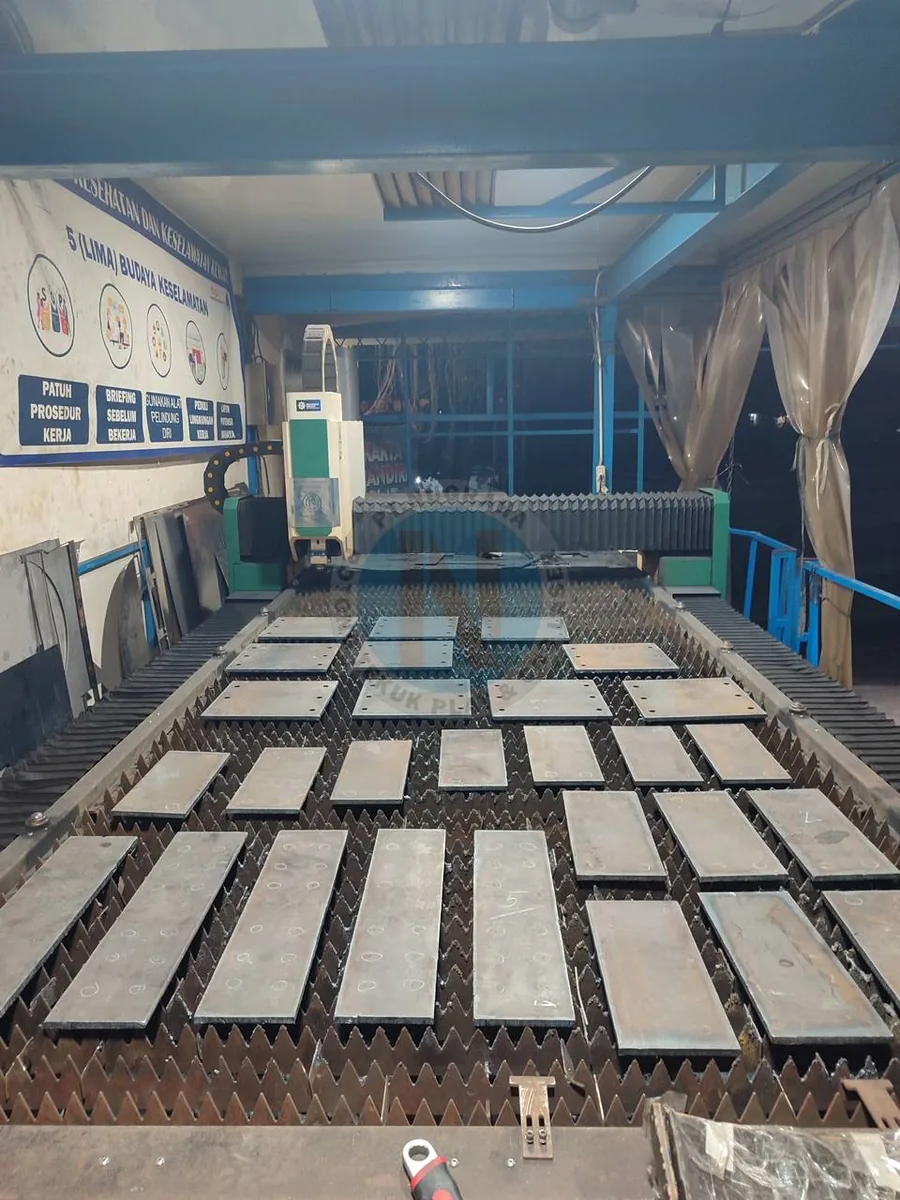 Hasil potongan plat stainless steel presisi tinggi untuk kebutuhan industri