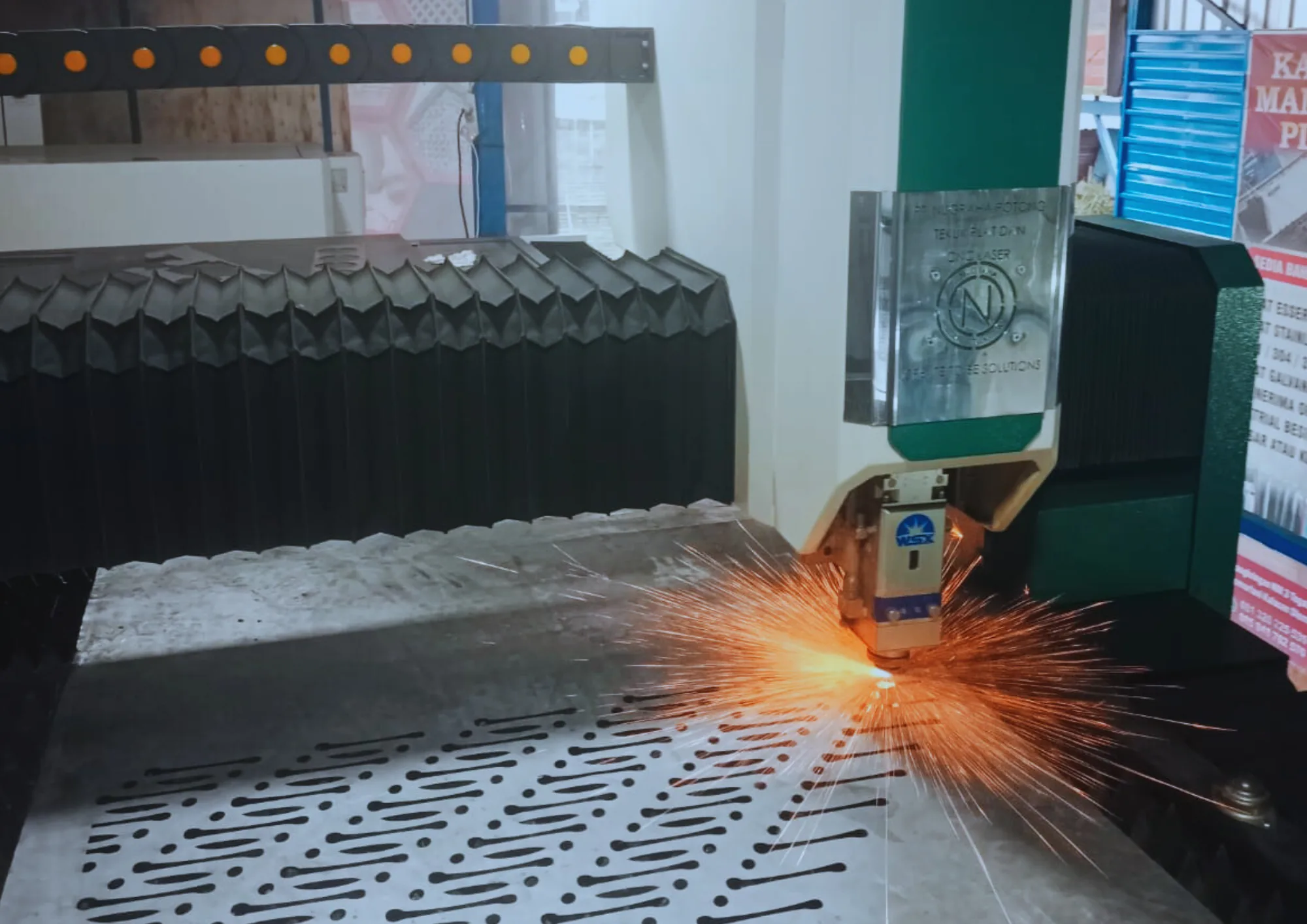 Tim operator workshop berpengalaman menangani proyek potong tekuk plat